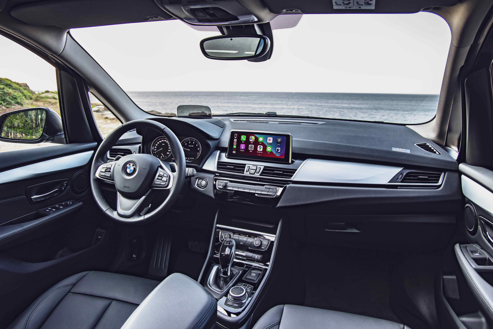 SMALL_[新聞照片六] 8.8吋中控觸控螢幕結合領先業界的無線Apple CarPlay整合系統，讓您擁有前所位有的便利行車生活